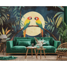 Ein Wohnzimmer mit Fototapete von Papageien, die auf einem Ast sitzen, umgeben von üppigen Dschungelpflanzen, erleuchtet vom sanften Licht eines Vollmonds.