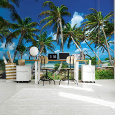 Fototapete mit paradiesischen Palmen an einem tropischen Strand in einem modernen Büro.