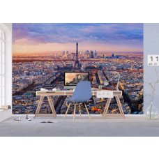 Ein modernes Büro mit einer Fototapete eines Sonnenuntergangs in Paris mit dem Eiffelturm.