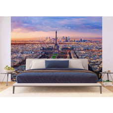 Ein modernes Schlafzimmer mit einer Fototapete eines Sonnenuntergangs in Paris mit dem Eiffelturm.