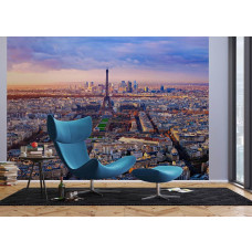 Ein modernes Wohnzimmer mit einer Fototapete eines Sonnenuntergangs in Paris mit dem Eiffelturm.