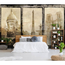 Eine Fototapete mit dem Eiffelturm in Paris, dargestellt im Vintage-Stil vor einem nebligen Himmel im Schlafzimmer.