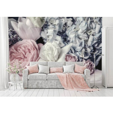 Eine romantische Fototapete mit pastellfarbenen Blumen wie Rosen, Pfingstrosen und Tulpen im Wohnzimmer.