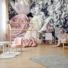 Eine romantische Fototapete mit pastellfarbenen Blumen wie Rosen, Pfingstrosen und Tulpen im Kinderzimmer.