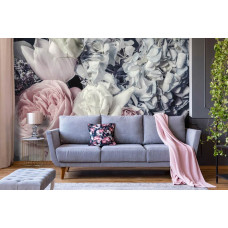 Eine romantische Fototapete mit pastellfarbenen Blumen wie Rosen, Pfingstrosen und Tulpen im Wohnzimmer.