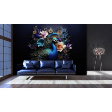 Fototapete eines Pfaus mit Blumenpracht in einem stimmungsvollen Wohnzimmer.