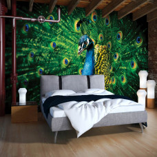 Eine Fototapete von einem grünen Pfau in einem Schlafzimmer.