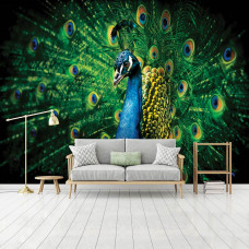 Eine Fototapete von einem grünen Pfau im Vliesbehangstil für ein Wohnzimmer.