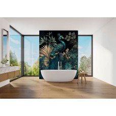 Dunkle Fototapete mit Pfau und tropischen Blättern im luxuriösen Badezimmer.