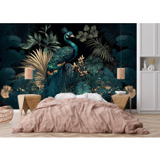 Fototapete mit Pfau und tropischen Blättern im stimmungsvollen Schlafzimmer mit warmen Farbtönen.