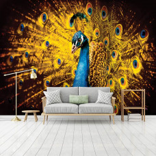Eine Fototapete von einem Pfau mit lebendigen orangefarbenen Federn im Vliesbehangstil für ein Wohnzimmer.