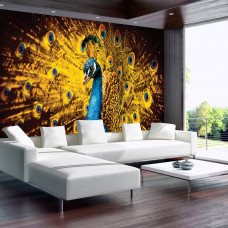 Eine Fototapete von einem Pfau mit orangefarbenen Federn im Wohnzimmer.