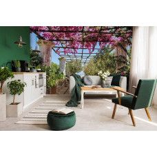 Eine Fototapete einer Pergola mit Blumen in 3D-Effekt für das Wohnzimmer.