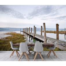 Eine Fototapete mit einem Steg am See in einer Landschaft, zu sehen in der Küche.
