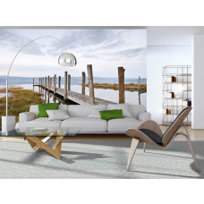 Eine Fototapete mit einem Steg am See in einer Landschaft, zu sehen im Wohnzimmer.