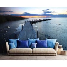 Eine Fototapete mit einem Steg am See mit Wasser und Holz für den Wohnraum.