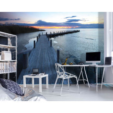 Eine Fototapete mit einem Steg am See mit Wasser und Holz für das Büro.