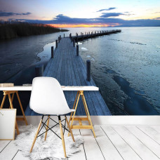 Eine Fototapete mit einem Steg am See mit Wasser und Holz für das Wohnzimmer.