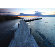 Fototapete mit einem Steg an einem See mit Wasser und Holz, serene Landschaftsfotografie.