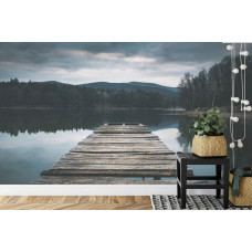 Eine stimmungsvolle Fototapete von einem Steg an einem See mit natürlichen Elementen, geeignet für eine Küche.