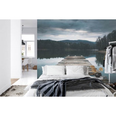 Ein entspannendes Bild von einem Steg in einer idyllischen Seenlandschaft, perfekt für ein Schlafzimmer.