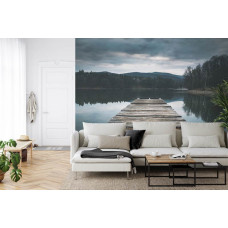 Ein ruhiger Steg an einem ruhigen See, umgeben von einer beruhigenden Naturlandschaft, ideal für ein Wohnzimmer.