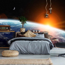 Eine Fototapete mit einem galaktischen Blick auf den Planeten Erde, ideal für ein Schlafzimmer.