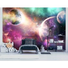 Eine Fototapete mit einer bunten Galaxie voller Sterne und Planeten, speziell für ein Kinderzimmer.