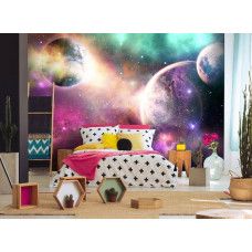 Eine Fototapete mit einem Weltraumdesign mit Sternen und Planeten, geeignet für ein Schlafzimmer.
