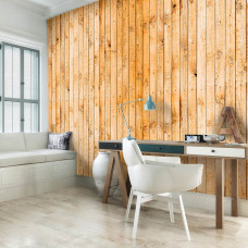 Eine Fototapete mit braunen Holzregalen, die eine warme Atmosphäre schaffen.