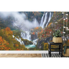 Eine natürliche Fototapete der Plitvicer Seen mit Wasserfällen, ideal für ein Schlafzimmer.