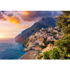 Fototapete Positano bei Sonnenuntergang mit Blick auf farbenfrohe Häuser und das Mittelmeer.