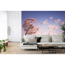 Eine Fototapete mit einer zarten Pusteblume, abgebildet in einem Wohnzimmer.