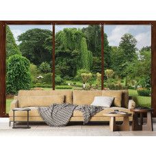 Fototapete mit Fensterblick auf einen botanischen Garten, geprägt von tropischen Pflanzen und Blumen, die dem Wohnzimmer eine frische Optik verleihen.