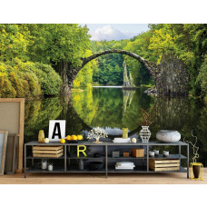 Eine Fototapete von der Rakotzbrücke, auch als Teufelsbrücke bekannt, in Kromlau, Deutschland, zu sehen im Büro.