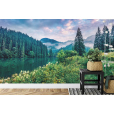 Eine Fototapete, die den Roten See in Rumänien mit umliegenden Wäldern und Bergen zeigt, dargestellt in einem Schlafzimmer.