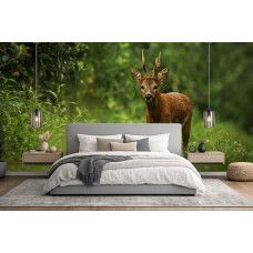 Fototapete mit einem Reh in einer ruhigen Waldlandschaft in einem modernen Schlafzimmer.