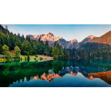 Spiegelnder Bergsee mit Wäldern und Bergen, die sich im klaren Wasser spiegeln, abgebildet auf einer naturalistischen Fototapete.