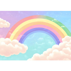 Fotobehang met een kleurrijke regenboog die door zachte wolken buigt tegen een lichtblauwe hemel.