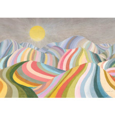 Eine Fototapete mit einem bunten Regenbogen über einer malerischen Berglandschaft, mit stimmungsvollen Bergen im Hintergrund.