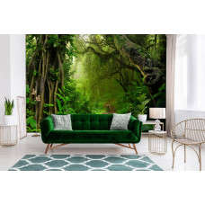Eine Fototapete mit einem tropischen Regenwald mit hohen Bäumen und Blättern, perfekt für ein Wohnzimmer.