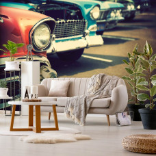 Eine Fototapete mit Retro-Autos in einem Wohnzimmer mit Vliestapete.