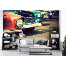 Eine Fototapete mit Retro-Autos in einem Wohnzimmer mit Vliestapete.