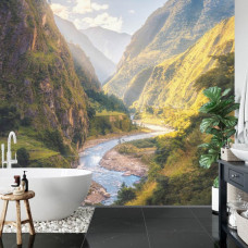 Ein Fototapete mit einer wunderschönen Wasserlandschaft eines Flusses und der Berge, geeignet für ein Badezimmer.