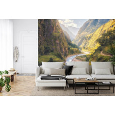 Ein Fototapete mit einem beruhigenden Fluss, der durch Berge fließt, perfekt für ein Wohnzimmer.