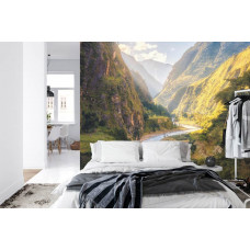 Ein Fototapete mit einem stimmungsvollen Bild eines Flusses und der Berge, perfekt für ein Schlafzimmer.