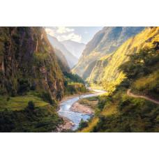 Fototapete eines Flusses, der zwischen den Bergen fließt, umgeben von üppiger Natur und klarem blauen Wasser.