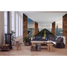 Eine Fototapete mit einer 3D-Straßenszene von New York in einem modernen Wohnzimmer.
