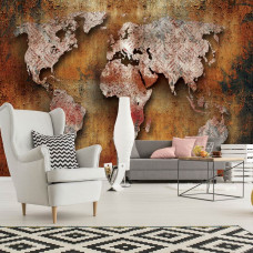 Eine Fototapete mit einer rostigen Weltkarte im Industriestil im Wohnzimmer.
