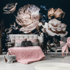 Eine romantische Fototapete mit einem Blumenstrauß aus Rosen und Pfingstrosen im Kunststil, zu sehen im Schlafzimmer.